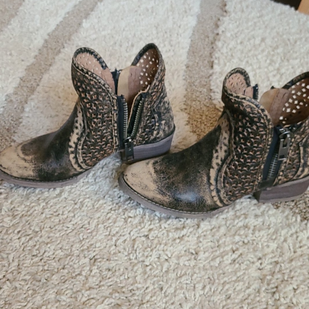Circle G Black & Tan Cut-out Booties